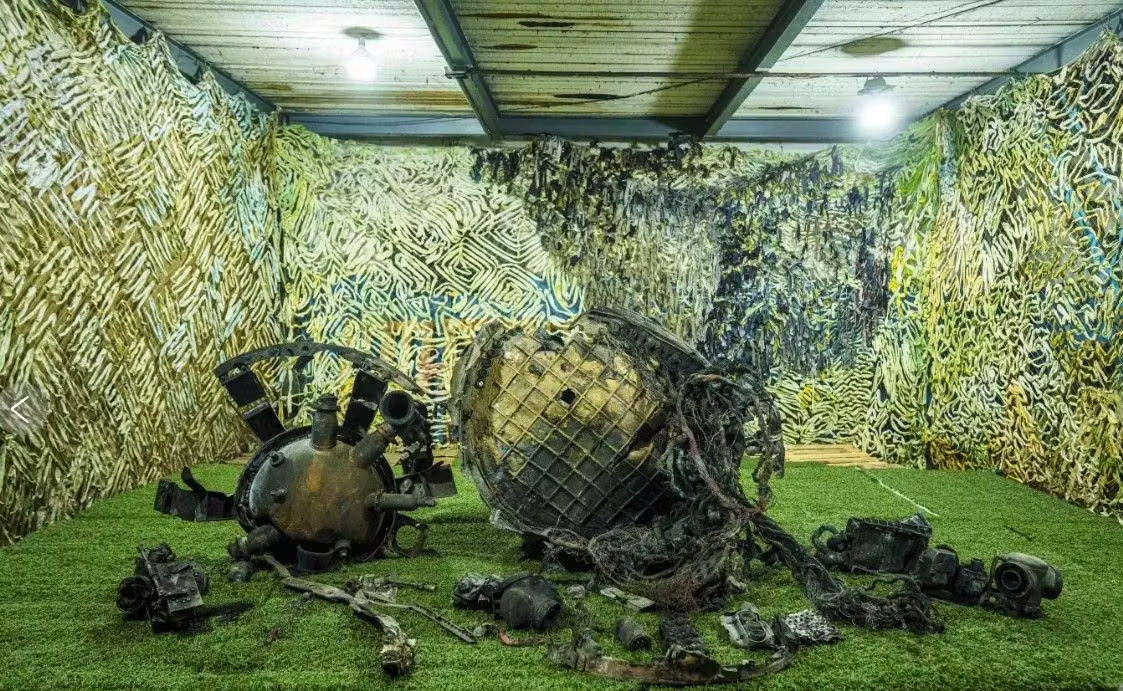 Единственными останками остались обугленные, деформированные провода и пепельные детали рамы размером с автомобильные покрышки.