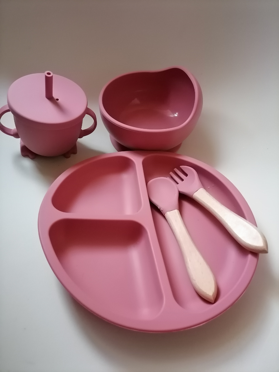 В него входит:  тарелка, глубокая тарелка, ложка , вилка, поильник.