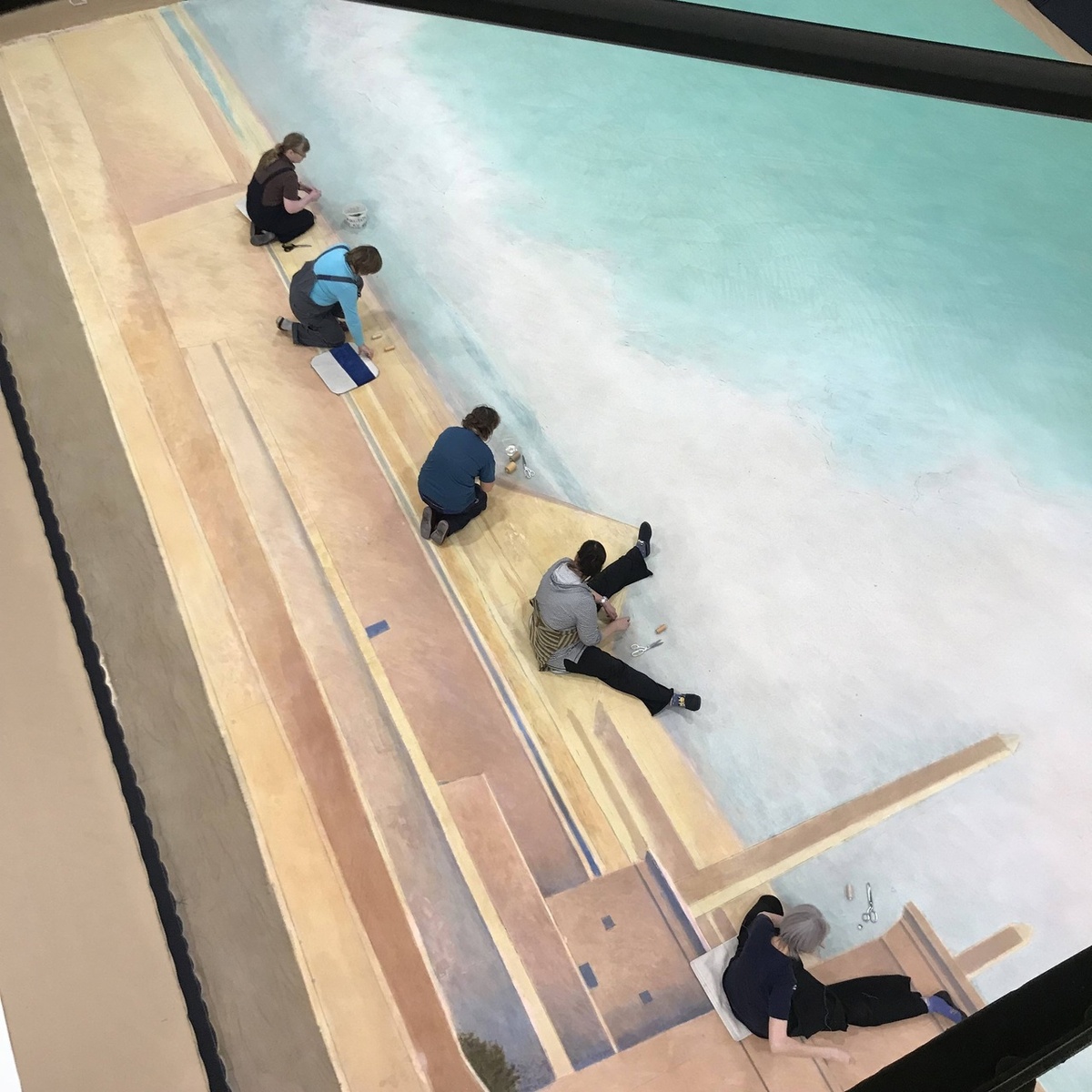 Швеи пришивают транспарант на завесу «Город», балет «Дочь фараона»
Мариинский театр 2022  г.