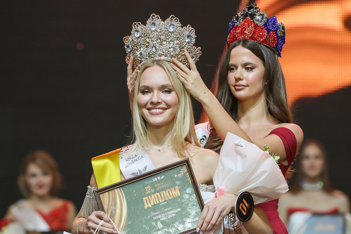 Победительница конкурса "Краса Донбасса — 2024" София Гресько во время награждения в финале ©Дмитрий Ягодкин/ТАСС  📷