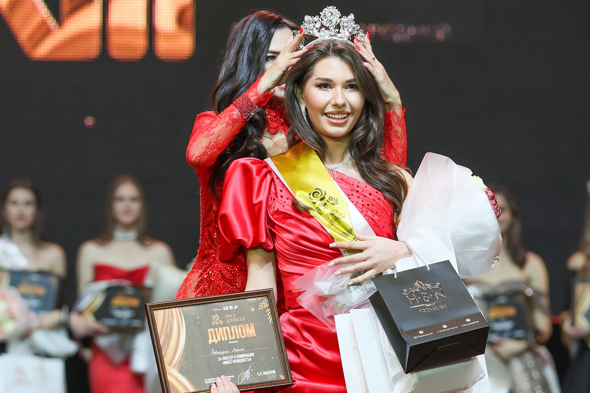 Победительница в номинации "Мисс изящность" Дарина Завгородняя (Луганск) во время награждения в финале конкурса "Краса Донбасса" ©Дмитрий Ягодкин/ТАСС  📷