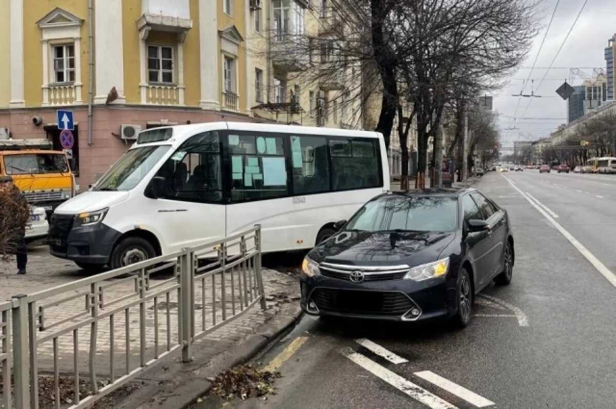    В Воронеже две пассажирки были госпитализированы после падения в маршрутке