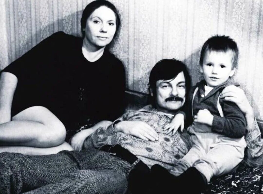 Андрей Тарковский с женой Ларисой и сыном Андреем. 