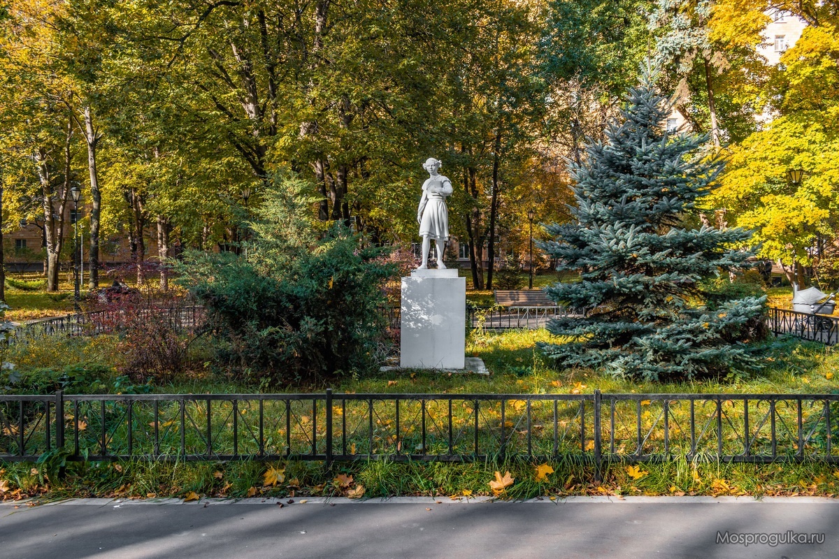 Девочка с книгой