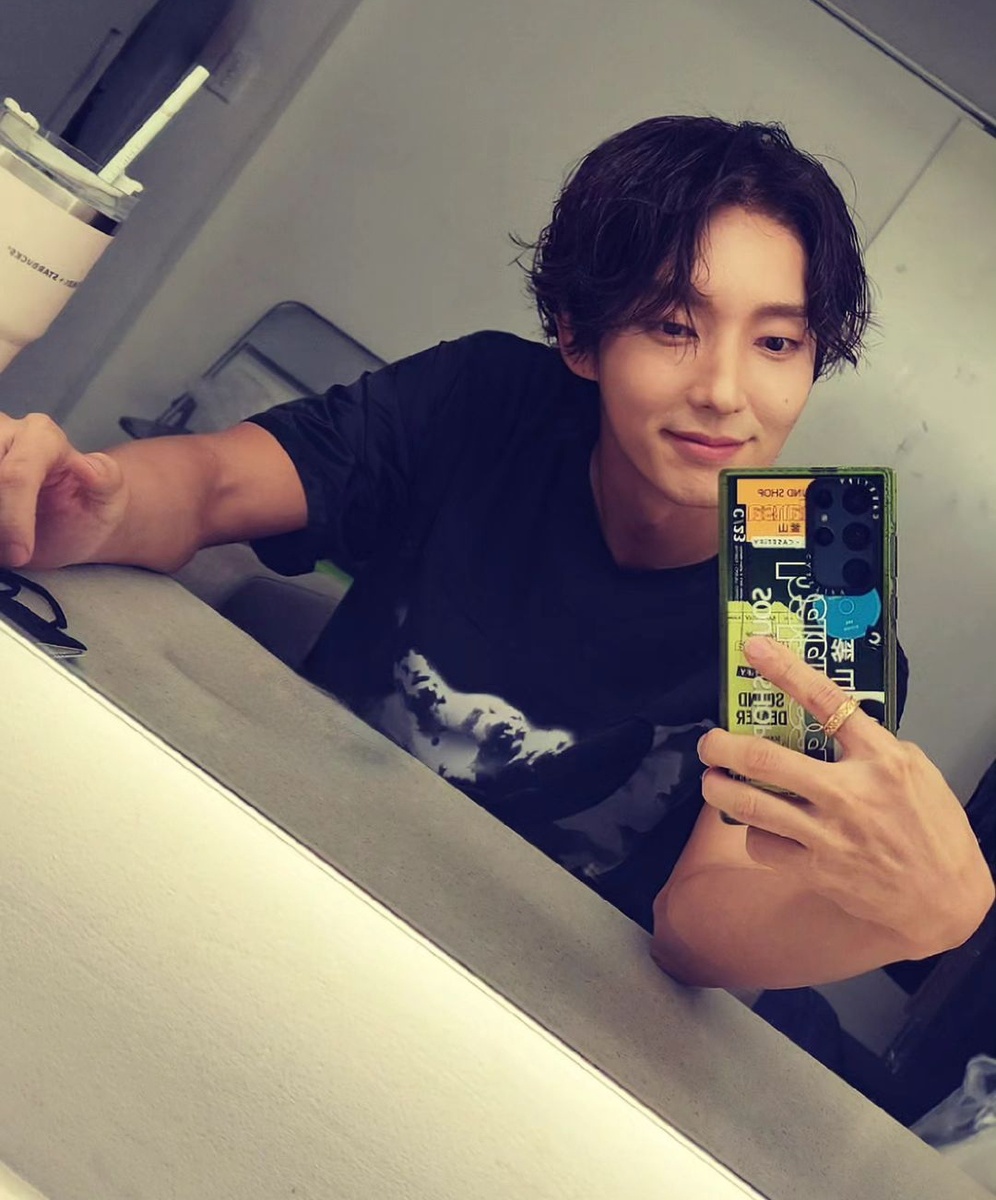 Да, неплохо бы. Шагнул - и ты в гримёрке Джунги. А он такой - изыди, сатана, и с правой ноги кааак изгонит! Очнёшься в реанимации и думаешь - на ну их, эти порталы... 