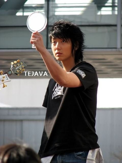 Съёмки другой рекламы, но зеркало есть - факт. 