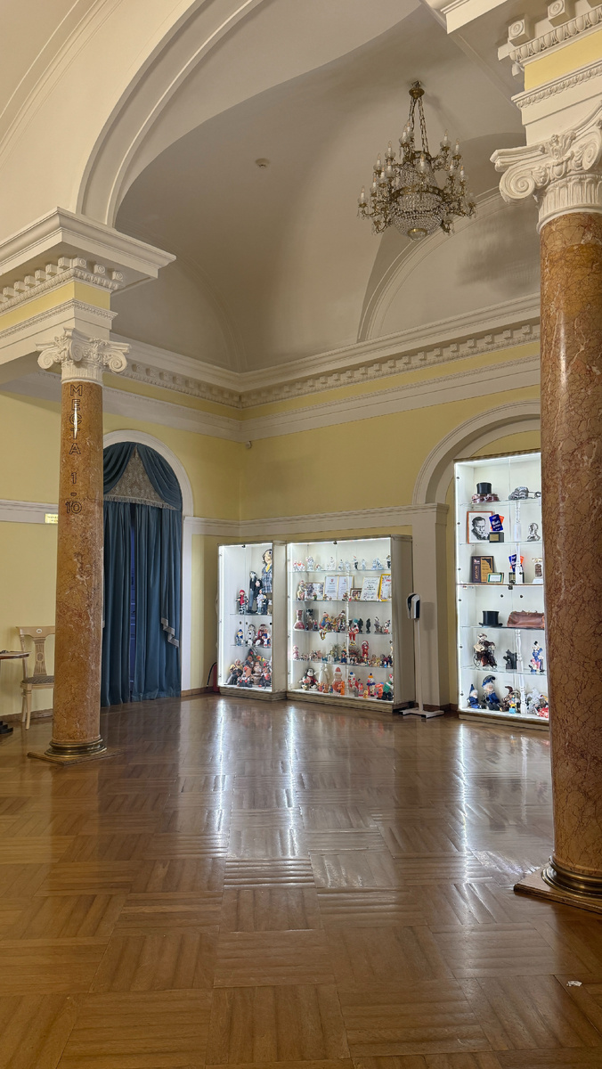 Зал, где зрители одидают начала спектакля