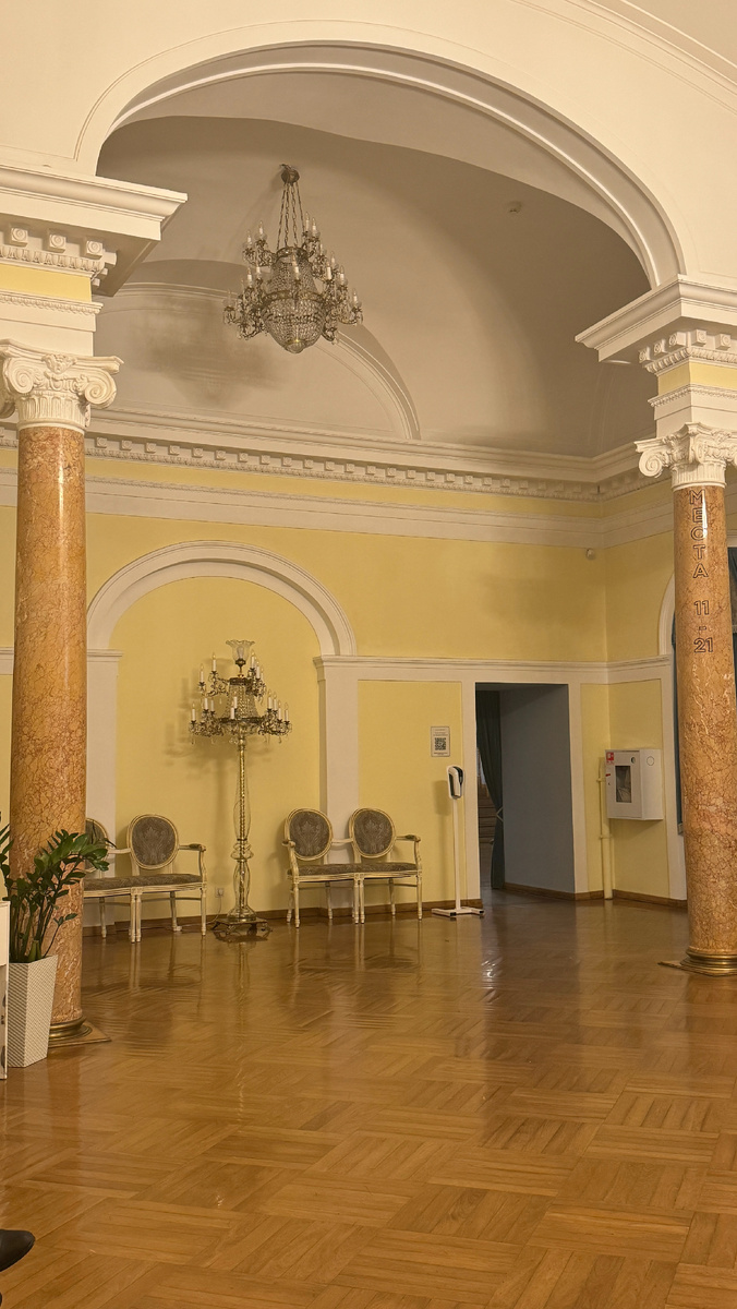 обратите внимание на светильники, впервые вижу такую интересную конструкцию, выглядит как люстра, которую можно перемещать по полу =) 