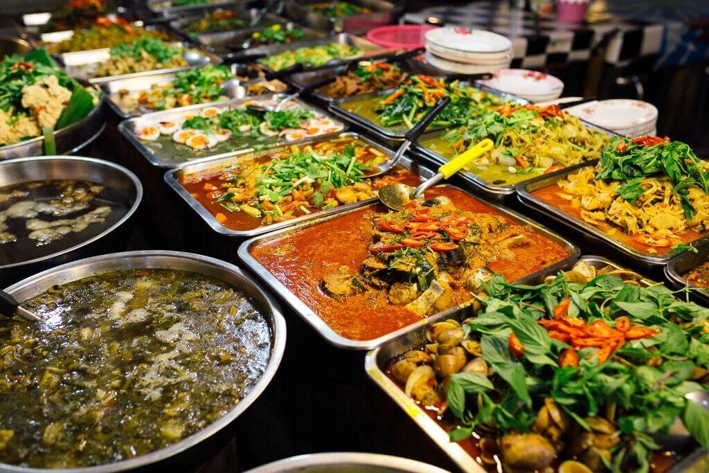 Стрит фуд в Таиланде на высоком уровне, поэтому знаменитый суп можно попробовать и там