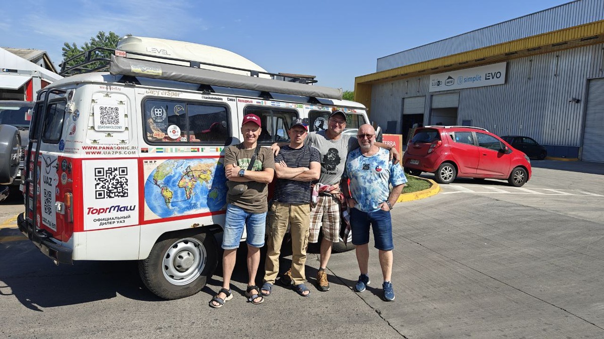 «В сухом остатке наши «лыжи» мчат нас сейчас из Сантьяго в Вальпараисо. К берегу Тихого океана» — в канале Алексея Евпятьева.