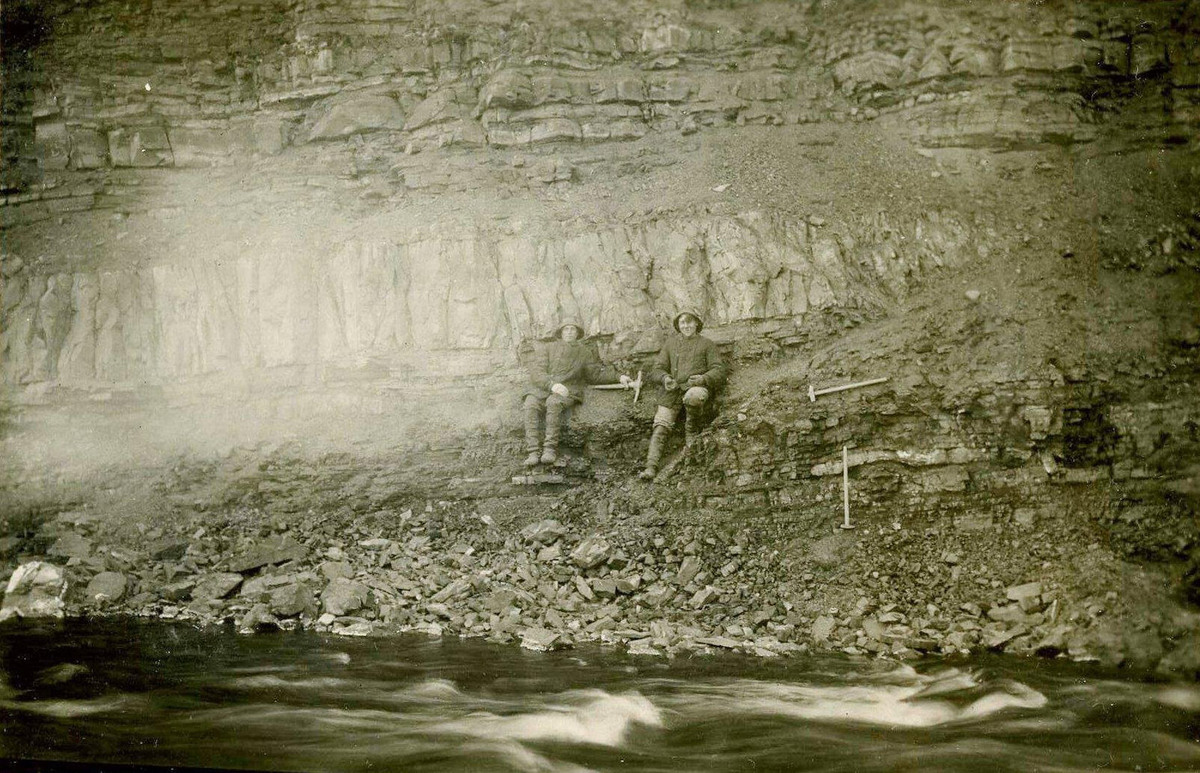 Фото: Река Хасын. Выходы угля / архив Краеведческого музея