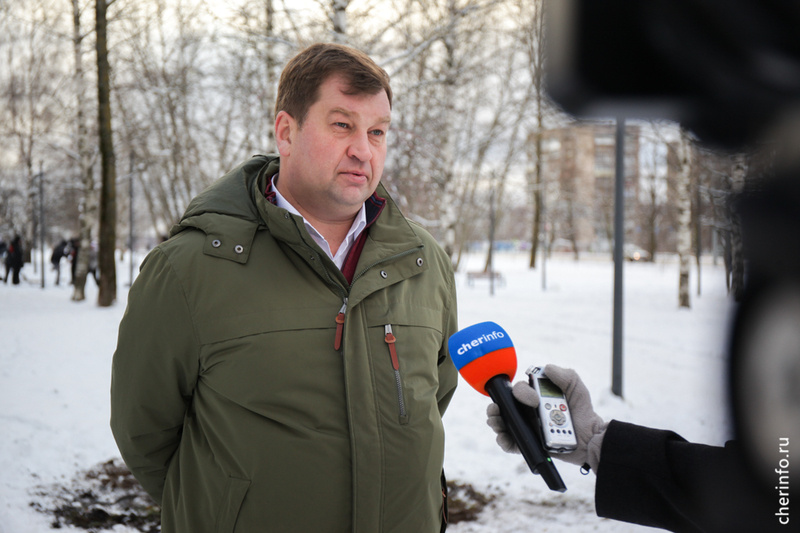    Сегодня в сквере появились клёны, березы, ясени, ивы, ели и сирень. Деревья в такую погоду