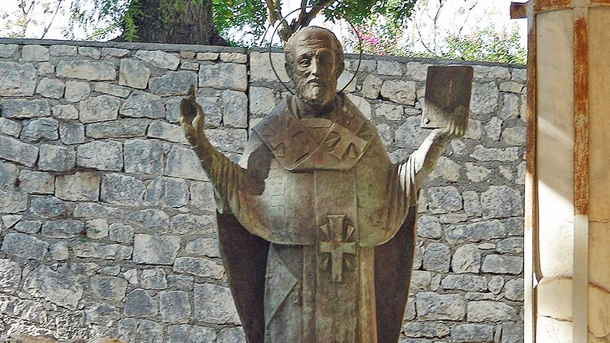 Памятник Св.Николаю у стен церкви Святого Николая в Демре