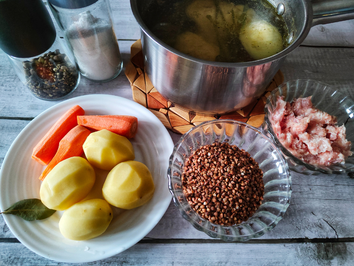 Бульон я сварила заранее из куриных бёдрышек (они мне были нужны, чтобы фаршировать блинчики). Бульон варила как обычно 👇 