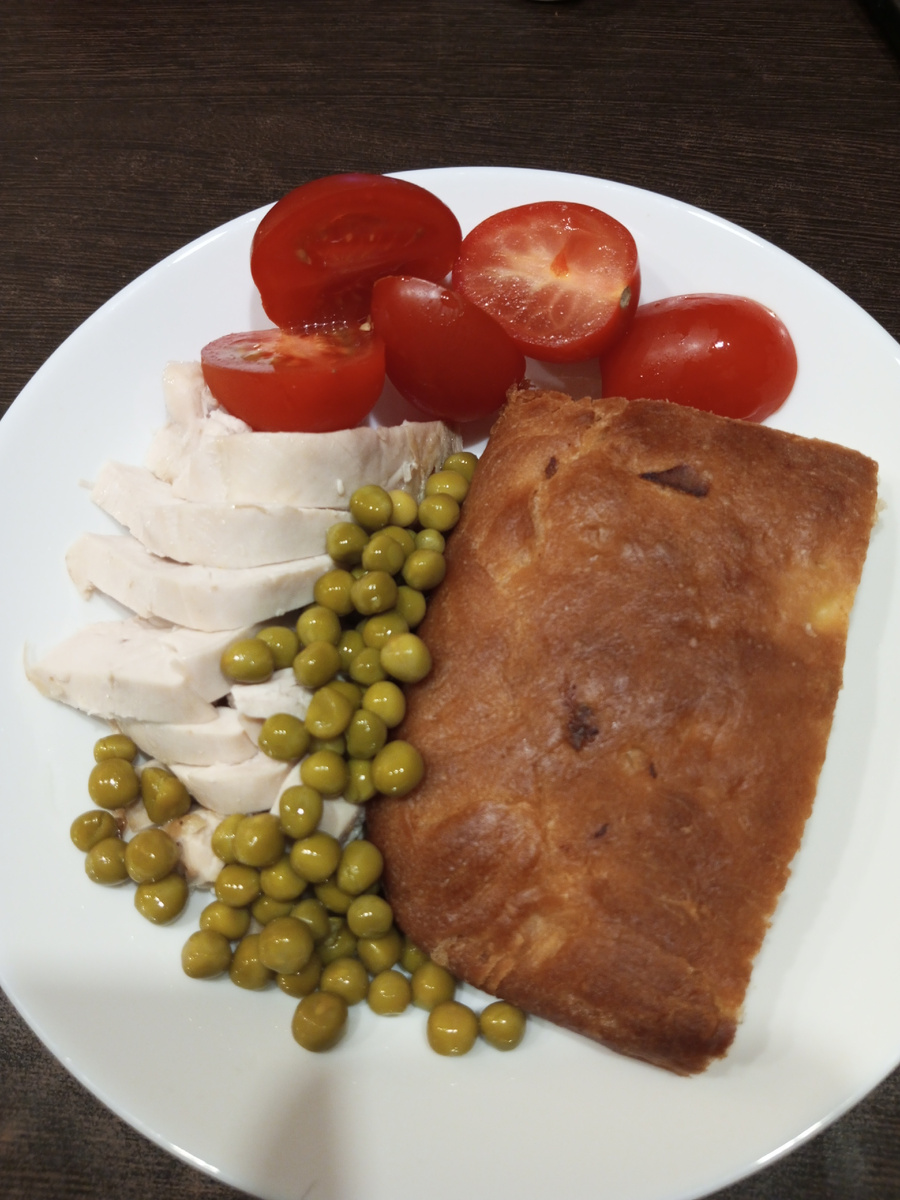 Ужин, филе курицы, пирог с картошкой и мясом (100 гр), овощи