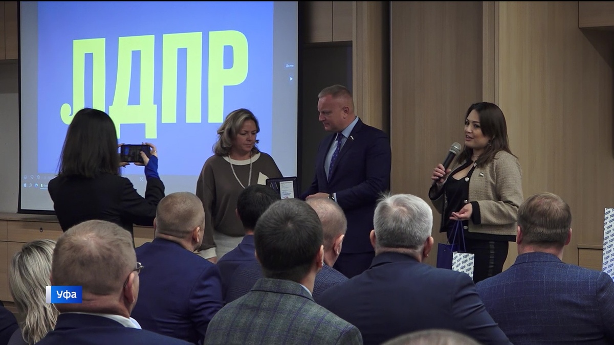   В Уфе депутат Госдумы от фракции ЛДПР наградил партийными медалями матерей участников СВО