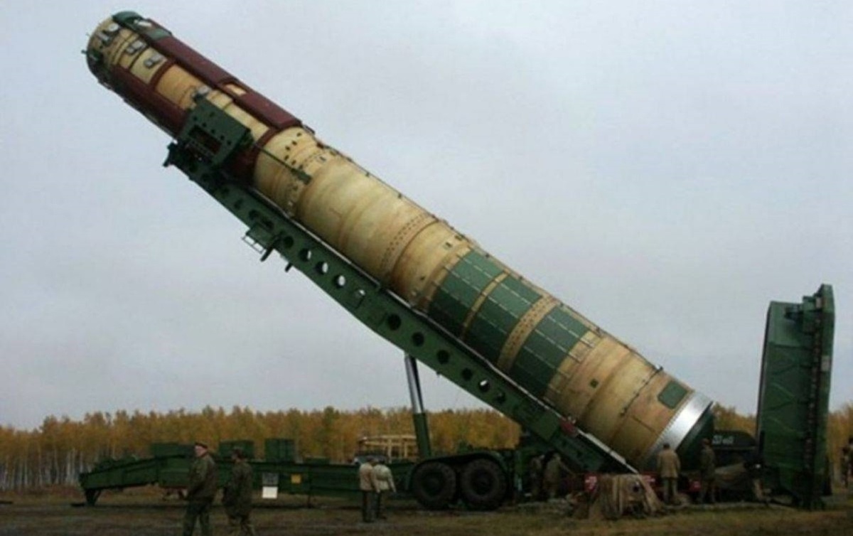 На фото: установка РС «Сармат» в шахтную пусковую установку. Источнки фото: https://gunsfriend.ru/raketa-sarmat-tehniceskie-harakteristiki-ballisticeskaa-mezkontinentalnaa-ispytania-rs-28/