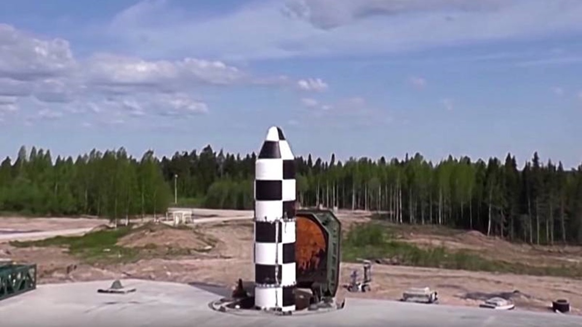 На фото: выход ракеты РС-28 «Сармат» из шахты. Источник фото:https://gunsfriend.ru/raketa-sarmat-tehniceskie-harakteristiki-ballisticeskaa-mezkontinentalnaa-ispytania-rs-28/