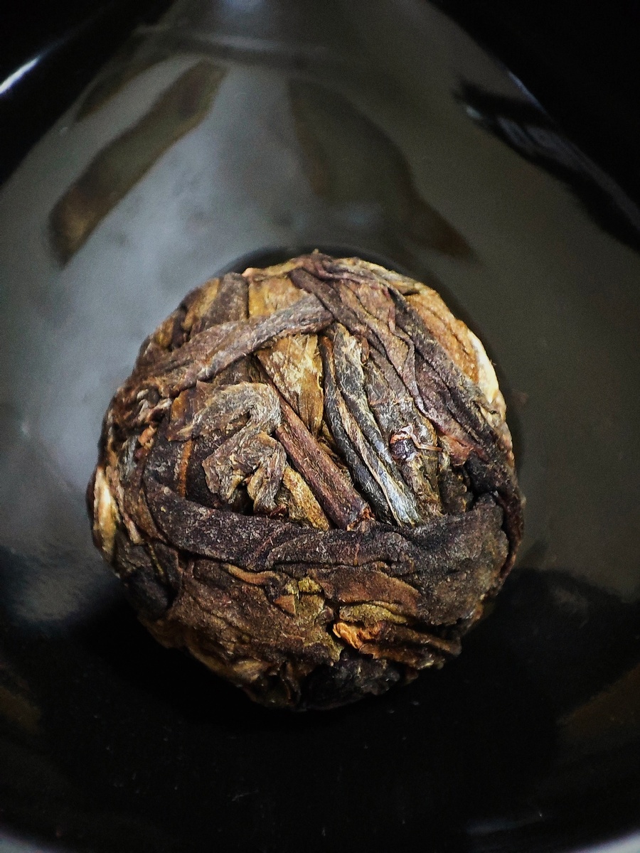 Шарик Шен Пуэра в черном Ча Хэ - словно планета из далекой галлактики в темном космическом пространстве.