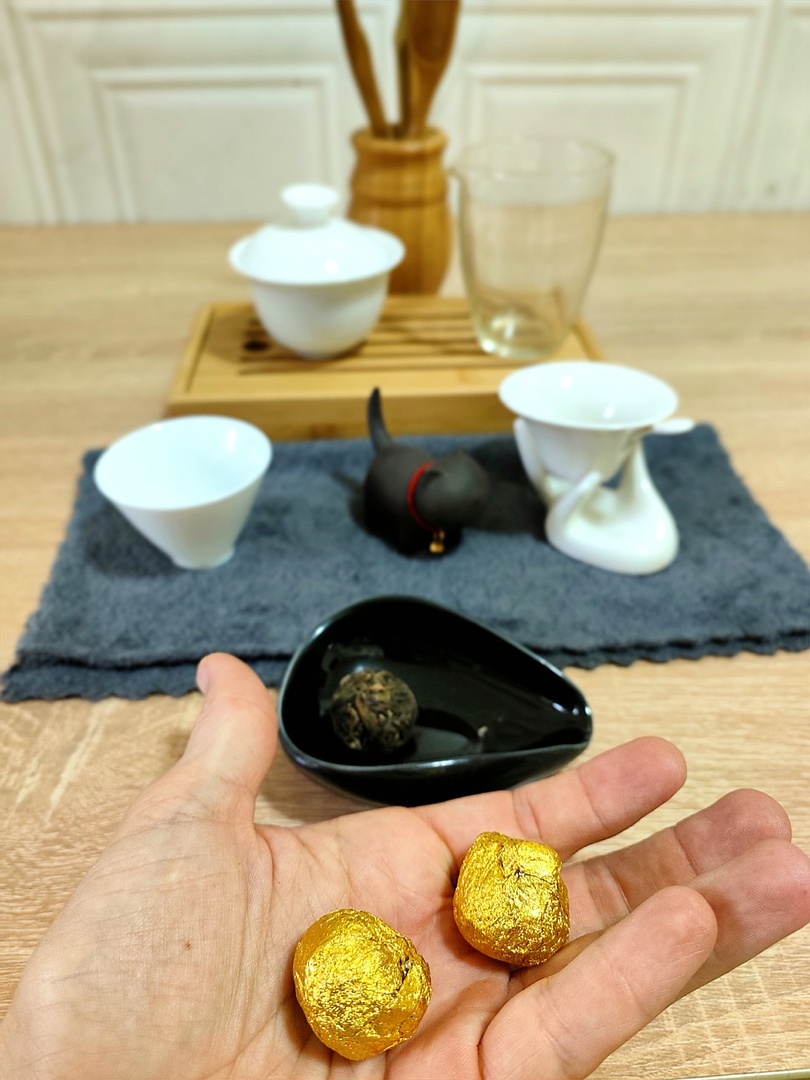 Шарики упакованы в золотистую фольгу словно подчеркивают перевод названия Лун Чжу - жемчужина дракона.
