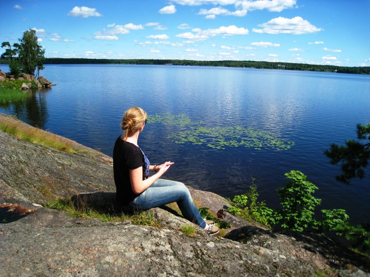 Это я в парке Монрепо в Выборге, смотрю вдаль и тихо, по-светлому грущу 😍