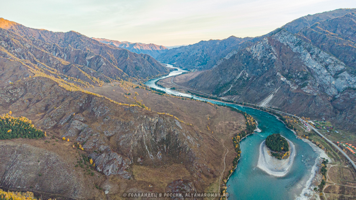 Река Катунь и Алтайские горы. Фото: Голландец в России