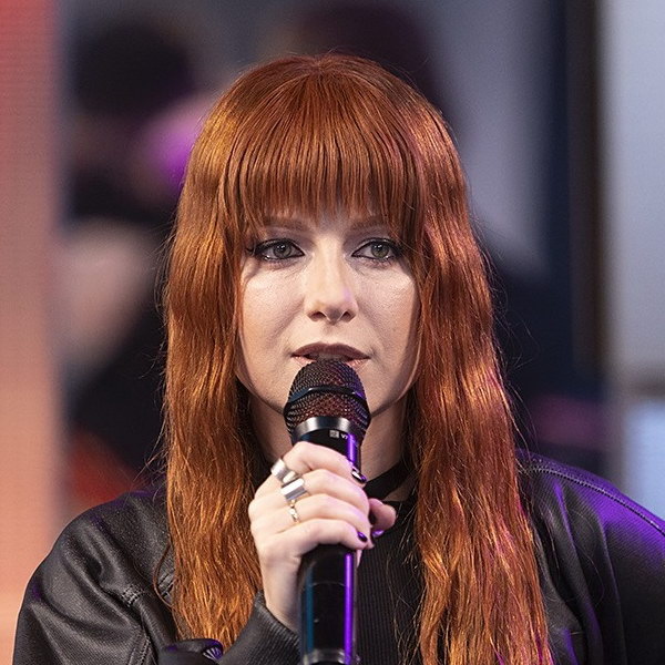     Юлия Савичева рассказала, почему спела песню Шатунова