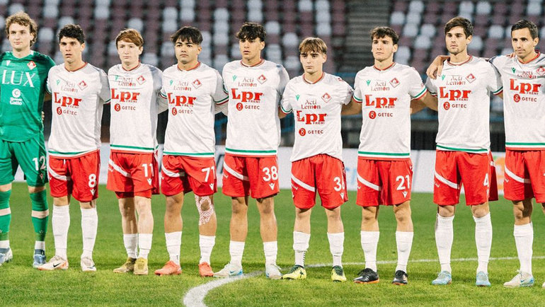    Футболисты «Пьяченцы» перед матчем с «Виллой Валли».ФК «Пьяченца» соцсети