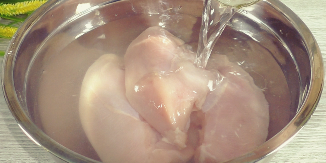 Держу мясо курицы всю ночь в солёной воде, а затем в духовку, готовлю так каждую неделю вместо колбасы