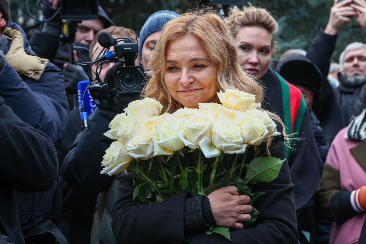 Марина Левкина на прощании с мужем. Фото: Global Look Press 