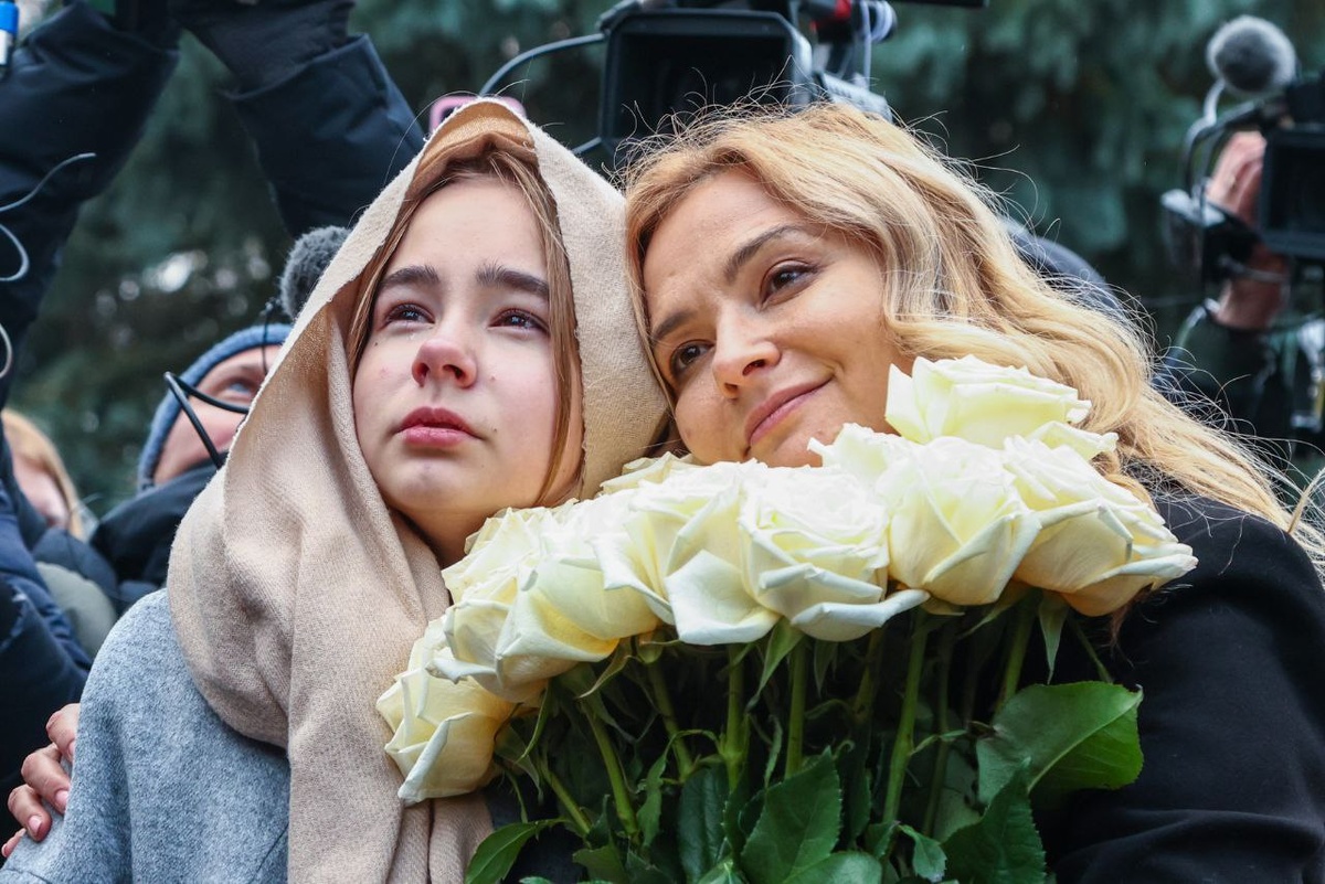  Марина Левкина с дочерью Никой на прощании с Владимиром Левкиным. Фото: Global Look Press 