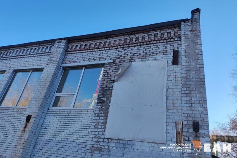    ЕАН / Во втором корпусе гимназии №7 Оренбурга неизвестные люди залатали дыру в спортзале до начала ремонта