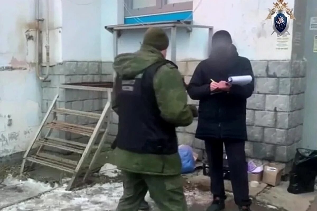    Перерезал горло.