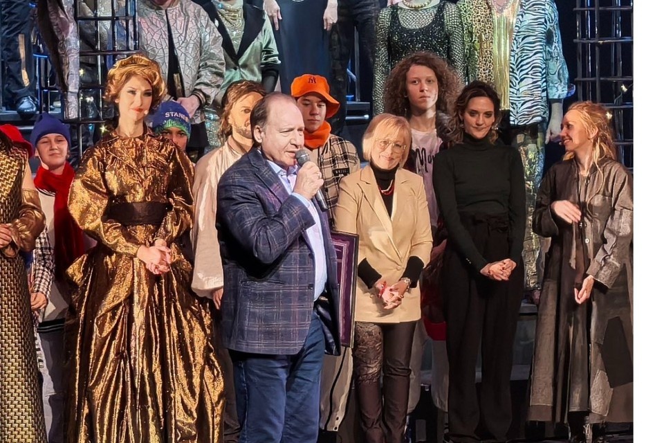    Максим Дунаевский поздравил коллектив театра «Карамболь» с дебютом на самарской сцене. Дарья ДОЛИНИНА