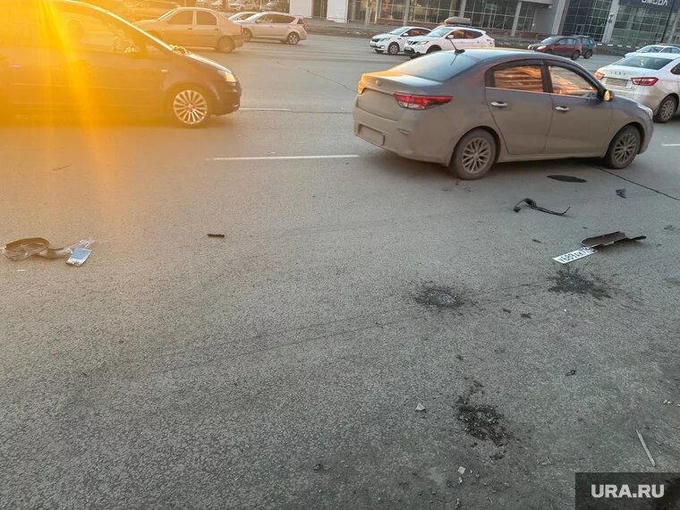 На асфальте на месте ДТП валяется автомобильный номер и куски от детской коляски. Фото: Анна Журавлева © URA.RU