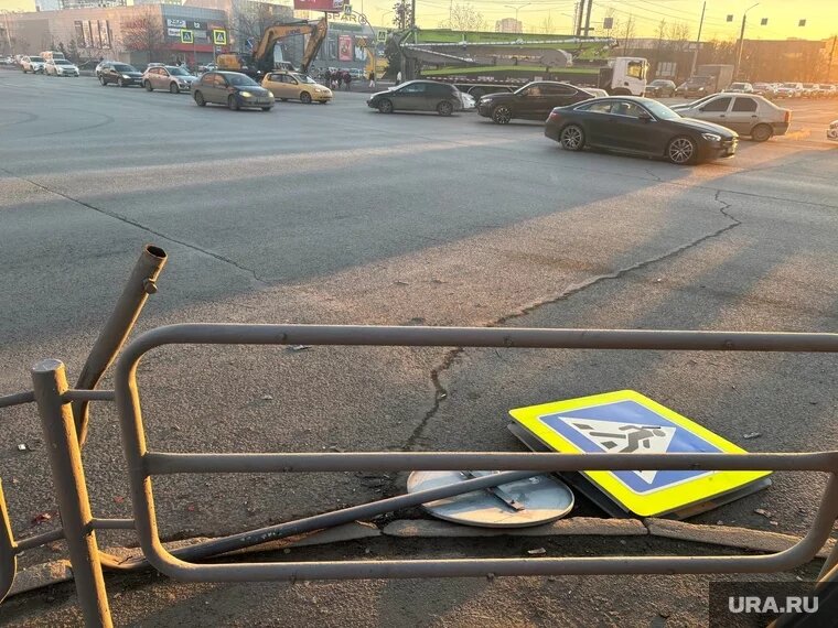 Пьяный водитель на BMW X5 снес пешеходов на островке безопасности. Фото: Анна Журавлева © URA.RU