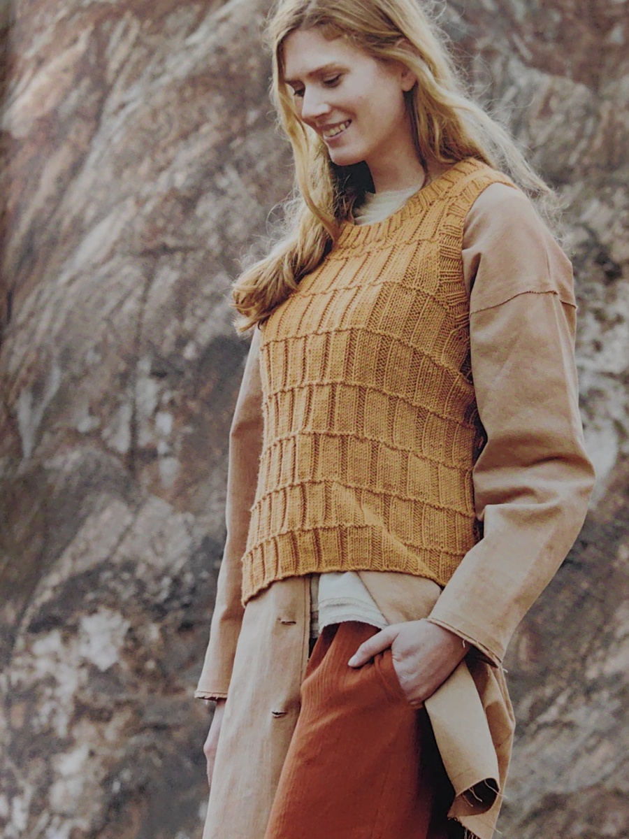 Фух! Наконец-то настала ясность! Это жилет из мериноса). Простой, но эффектный графический узор.