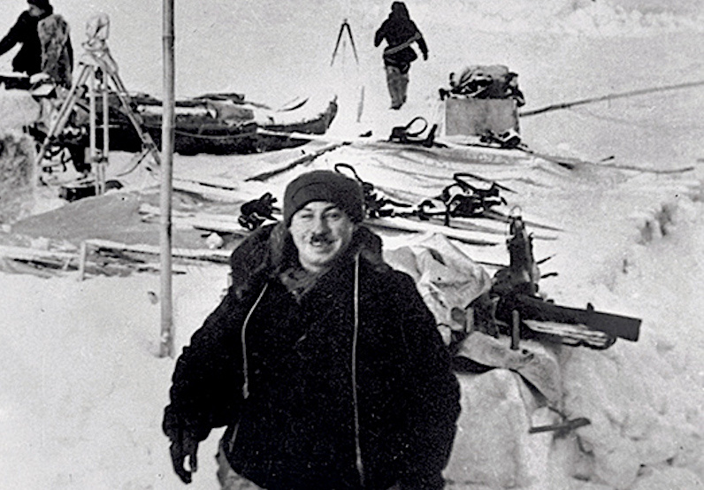 Папанин на полярной станции