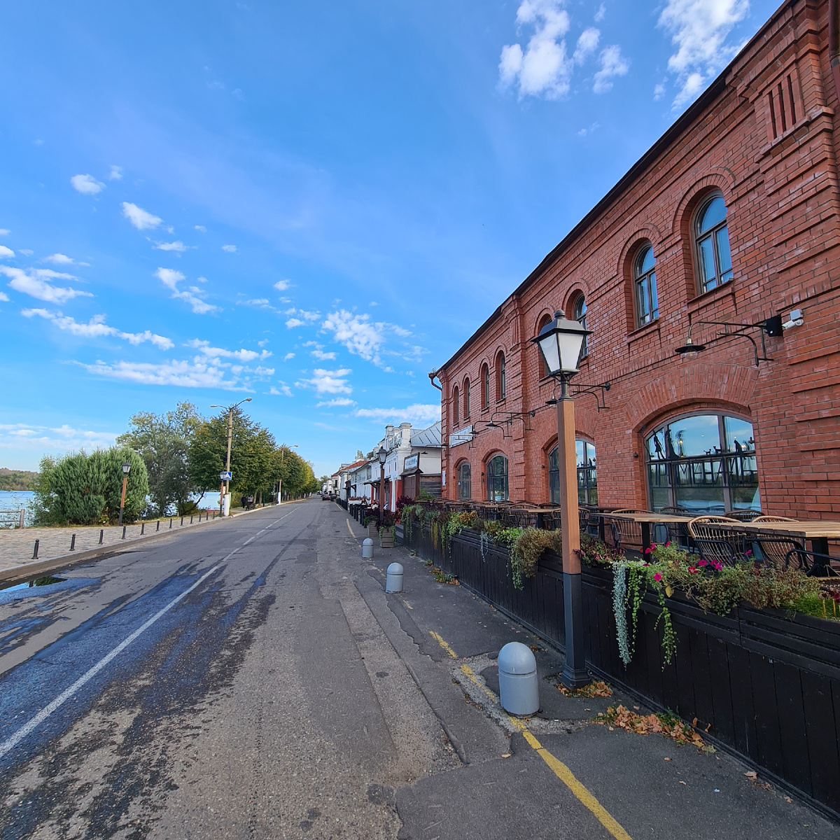 Набережная Волги (ул. Советская), справа здание ресторана "Променадъ", далее - кофейня-ресторан "Кофейня Софьи Петровны Кувшинниковой"