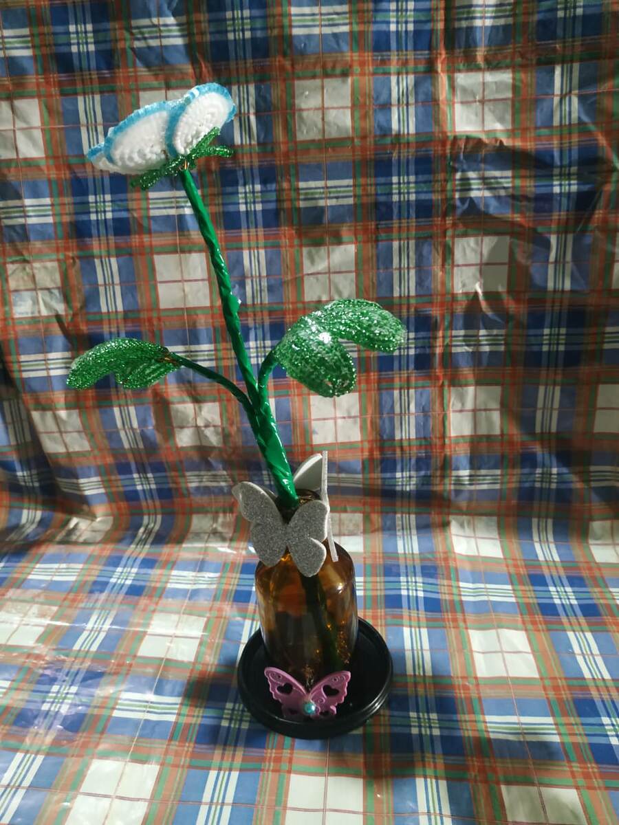  Бисер белый. Голубой, бисер зелёный. Проволока для рукоделия  зелёный скотч, цемент,.  И бутылку для цветочка