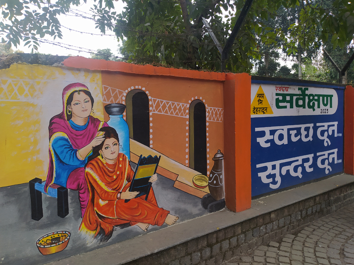 Фото автора В Индии заборы расписаны яркими картинами с изображением жителей страны в национальных костюмах

