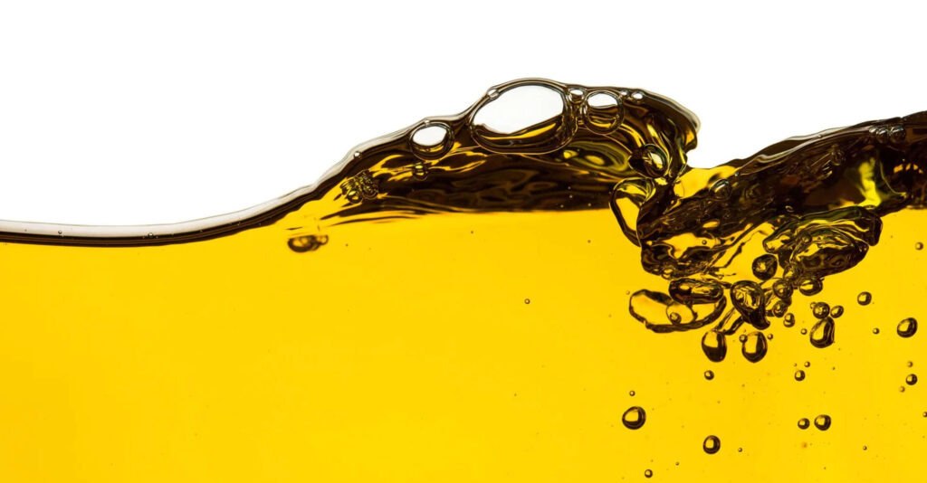 Анализ масла представляет собой набор этапов и процессов мониторинга и проверки, которые дают представление о состоянии и состоянии смазочного масла для машин. Анализ масла для машин  — это устоявшаяся, но все еще развивающаяся практика, которая основывается на современных промышленных технологиях, чтобы стать ключевой частью стратегии предиктивного обслуживания.

Что вам скажет анализ масла? Опираясь на данные о состоянии масла, он предоставляет информацию о производительности машины и о том, может ли вскоре потребоваться техническое обслуживание. Благодаря эффективному анализу на основе технологий и данных, предиктивное техническое обслуживание может стать частью вашего плана технического обслуживания, позволяющей экономить деньги.

Как проводится анализ масла?
Методы предиктивного обслуживания анализа масла могут включать многочисленные области и тактики. Основными из них являются следующие:

Мониторинг на основе состояния: как форма обслуживания на основе состояния, анализ масла является критически важным элементом поддержания промышленного оборудования в оптимальном состоянии. Производители полагаются на информацию, которую предоставляет этот процесс, чтобы следить за состоянием своего оборудования и выявлять потенциальные проблемы до того, как они смогут повлиять на производительность.
Визуальный осмотр на предмет загрязнения и вязкости: для максимальной эффективности визуальные проверки масла следует проводить не реже одного раза в день. Эти простые проверки могут выявить наличие мусора, крупных загрязняющих веществ, неровностей вязкости и других проблем, которые, если их обнаружить на ранней стадии, можно решить относительно легко (часто просто заменой масла). Визуальный осмотр также может выявить более серьезные проблемы с износом оборудования.
Проверка свойств жидкости на предмет загрязнения и вязкости: более продвинутый химический анализ смазочного масла может предоставить еще больше подробностей о состоянии масла, обнаруживая наличие более мелких загрязн