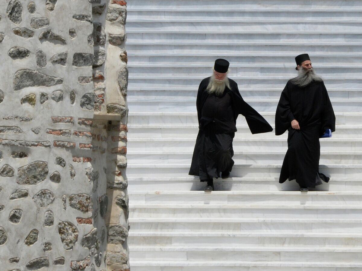    Ιερείς στις σκάλες του κτιρίου του Ιερού Κινηματογράφου του Αγίου Όρους στην πόλη Karey© RIA Novosti / Vladimir Fedorenko