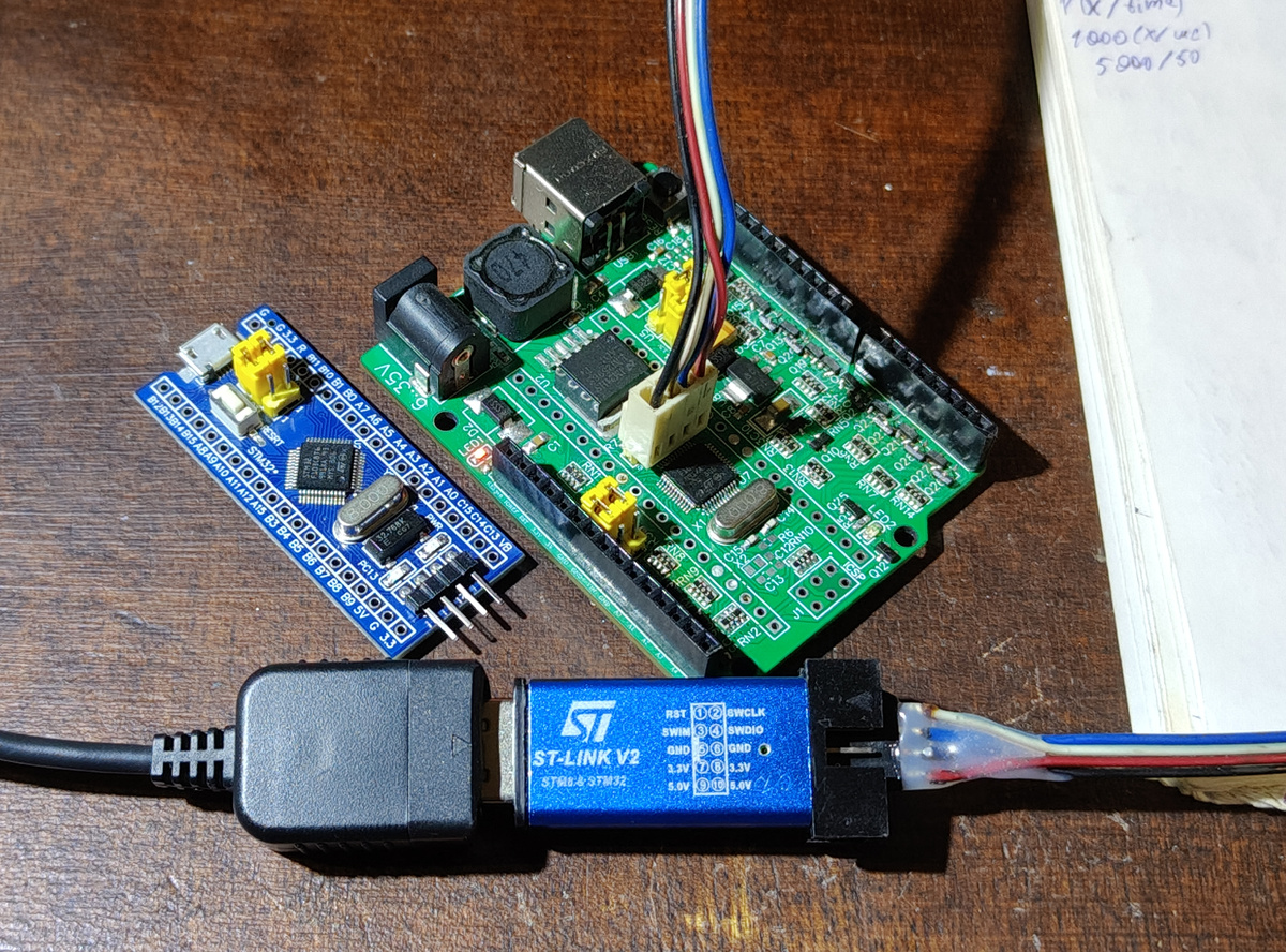 Слева BluePill, справа - одуванчик