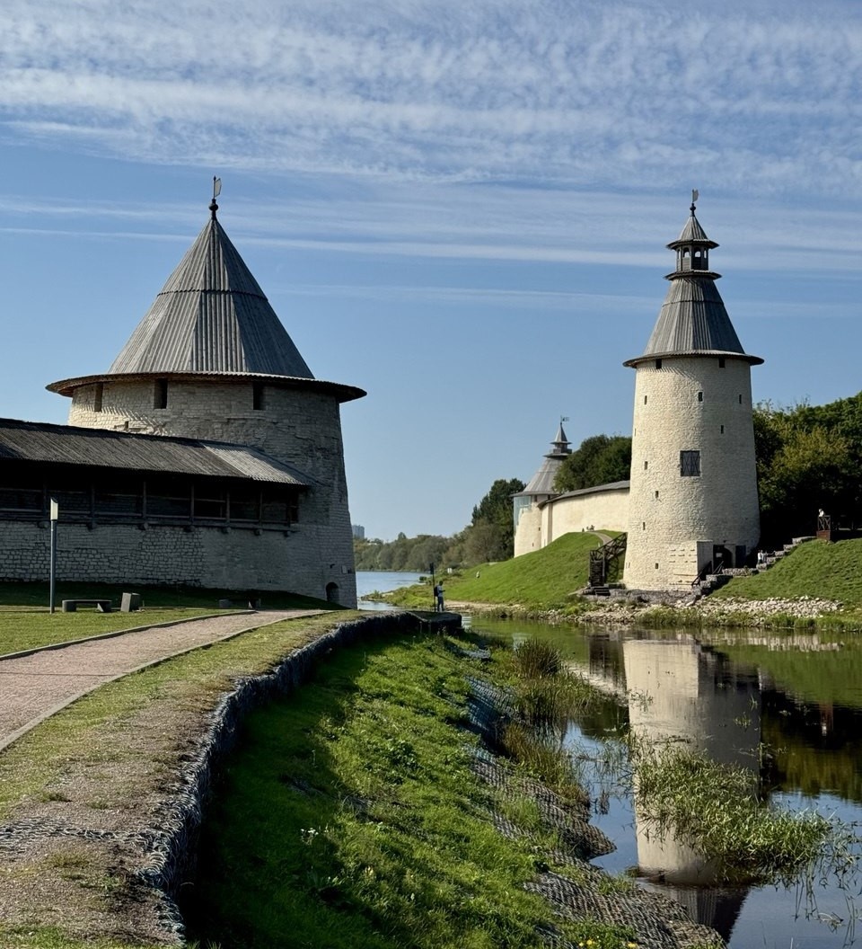 река Пскова между Плоской и Высокой башнями
