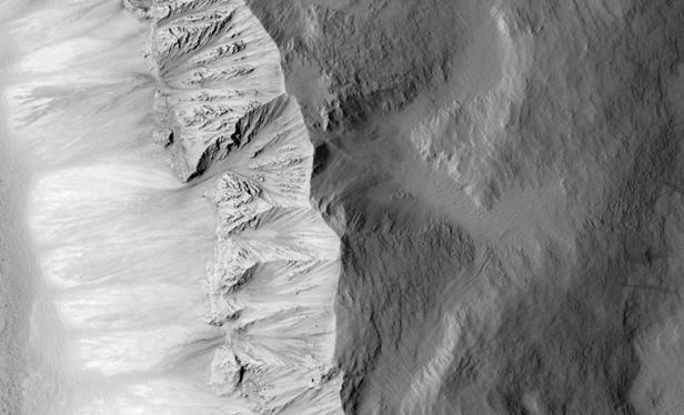 Стена кратера Тутинг (HiRISE)