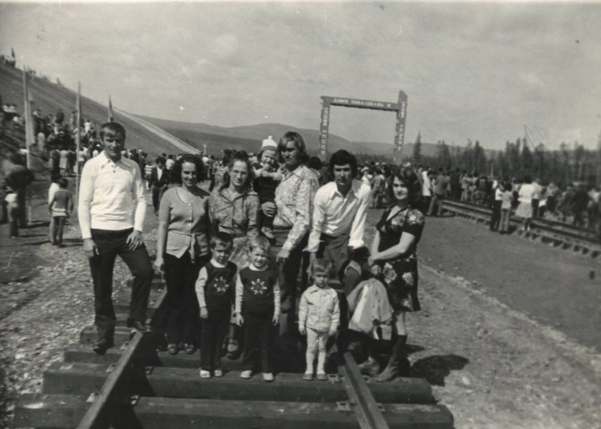 Встреча первого поезда на станции Киренга, 14 августа 1977 года (Борис Николаевич в центре с сыном Андреем на руках)