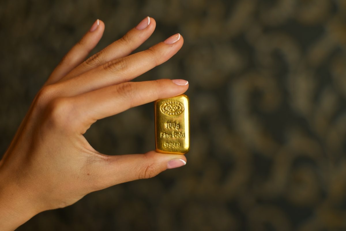 Источник https://ekonomika.media/wp-content/uploads/2017/08/zoloto-slitki-slitok-kyirgyizskogo-proizvodstva-1-1200x800.jpg