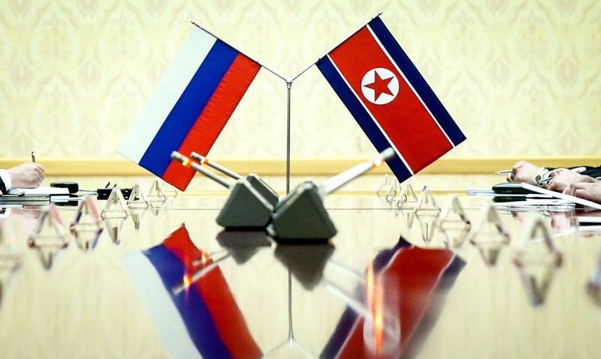 Флаги РФ и КНДР Валерий Шарифулин/ТАСС