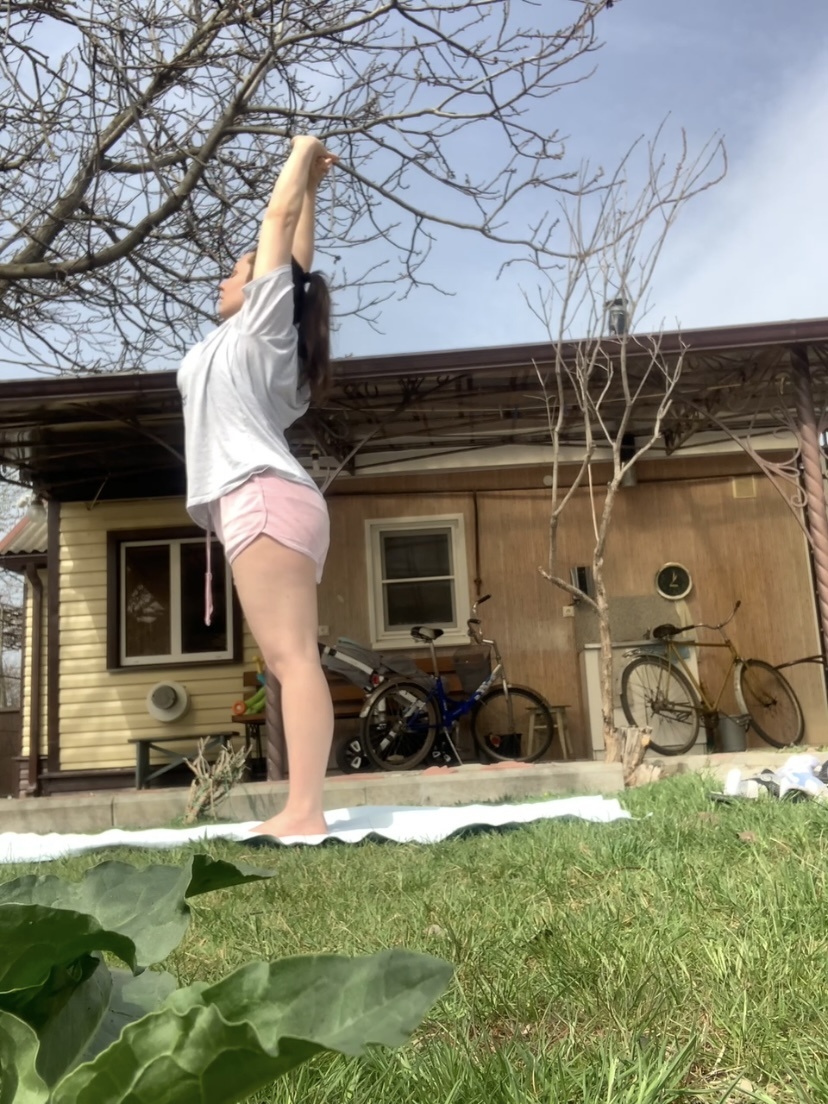 практика на свежем воздухе под солнечными лучами - это моё самое любимое. когда была такая возможность, у меня даже получалось заниматься каждый день)